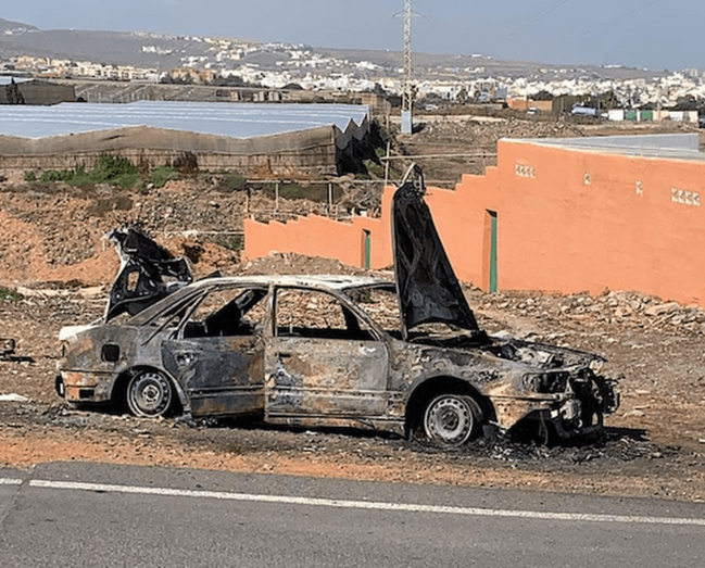 El vehículo yace calcinado junto a la carretera (Foto TA)